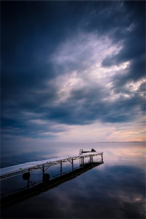 Dock on Still Lake with Storm Clouds Overhead, King Bay, Point Au Fer, Champlain, New York State, USA Stockbilder - Lizenzpflichtiges, Bildnummer: 700-06465581