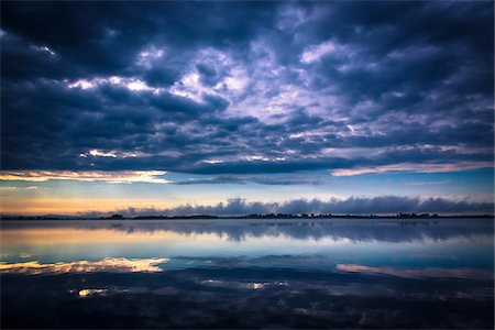 Storm Clouds over Still Lake Water, King Bay, Point Au Fer, Champlain, New York State, USA Stockbilder - Lizenzpflichtiges, Bildnummer: 700-06465590