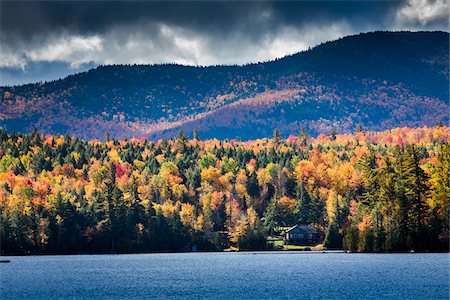 planmäßig - Cottage on Silver Lake with Dark Clouds Overhead, New York State, USA Stockbilder - Lizenzpflichtiges, Bildnummer: 700-06465593