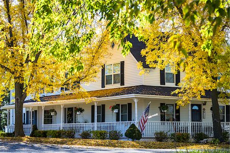House with Porch and American Flag in Autumn, North Hero Island, Grand Isle County, Vermont, USA Foto de stock - Con derechos protegidos, Código: 700-06465604