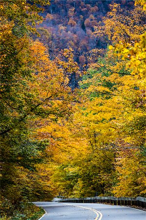 fall leaves nobody - Winding Country Road, Smugglers Notch, Lamoille County, Vermont, USA Photographie de stock - Rights-Managed, Code: 700-06465610