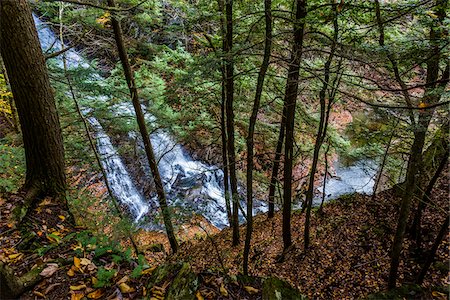 simsearch:700-06465634,k - High Angle View of Waterfall and River Through Evergreen Trees, Moss Glen Falls Natural Area, C.C. Putnam State Forest, Lamoille County, Vermont, USA Foto de stock - Con derechos protegidos, Código: 700-06465640