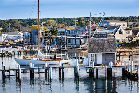 Sailboat and Docks at Vineyard Haven Harbor, Vineyard Haven, Tisbury, Martha's Vineyard, Massachusetts, USA Stockbilder - Lizenzpflichtiges, Bildnummer: 700-06465747