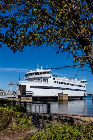 pendlerboot - Car Ferry at Dock, Vineyard Haven, Tisbury, Martha's Vineyard, Massachusetts, USA Stockbilder - Lizenzpflichtiges, Bildnummer: 700-06465740