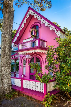 Bright Pink House, Wesleyan Grove, Camp Meeting Association Historical Area, Oak Bluffs, Martha's Vineyard, Massachusetts, USA Fotografie stock - Rights-Managed, Codice: 700-06465756