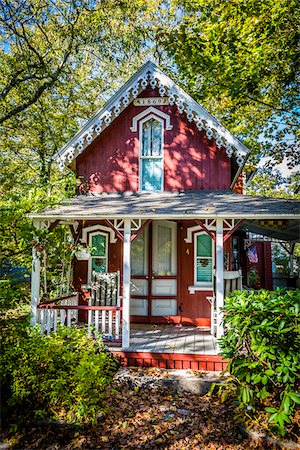 pitoresco - Quaint Red House with Porch Surrounded by Trees and Shrubs, Wesleyan Grove, Camp Meeting Association Historical Area, Oak Bluffs, Martha's Vineyard, Massachusetts, USA Photographie de stock - Rights-Managed, Code: 700-06465758