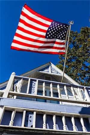 Low Angle View of House Flying American Flag from Balcony, Wesleyan Grove, Camp Meeting Association Historical Area, Oak Bluffs, Martha's Vineyard, Massachusetts, USA Fotografie stock - Rights-Managed, Codice: 700-06465750