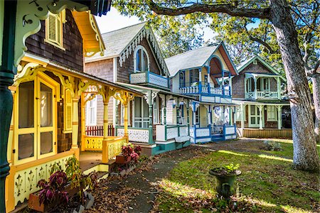 Row of Colorful Cottages in Wesleyan Grove, Camp Meeting Association Historical Area, Oak Bluffs, Martha's Vineyard, Massachusetts, USA Stockbilder - Lizenzpflichtiges, Bildnummer: 700-06465762