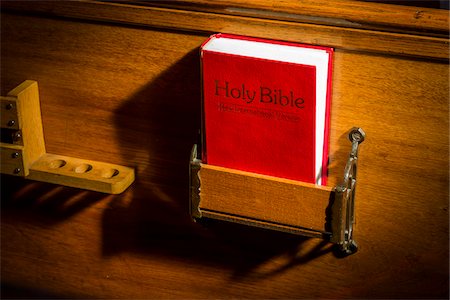 den weg leuchten - Close-Up of Red Holy Bible in Pew Stockbilder - Lizenzpflichtiges, Bildnummer: 700-06465771