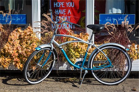 side (the side of) - Bicycle Parked in front of Store Photographie de stock - Rights-Managed, Code: 700-06465784