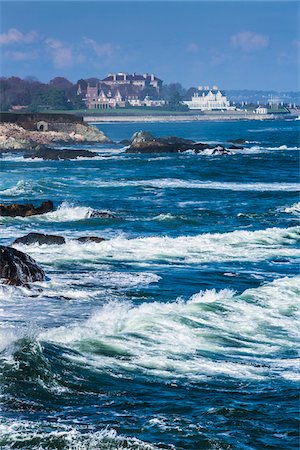 Rough Ocean Water and Rocky Coast with Mansions in Background, Newport, Rhode Island, USA Fotografie stock - Rights-Managed, Codice: 700-06465814