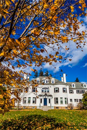 simsearch:700-03698294,k - White Mansion in Autumna, Stockbridge, Berkshire County, Massachusetts, USA Foto de stock - Con derechos protegidos, Código: 700-06465830