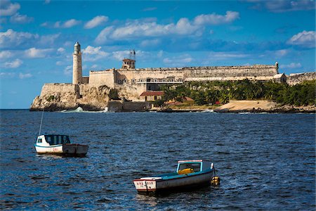 simsearch:700-06465853,k - Fishing Boats in Bay in front of Morro Castle, Havana, Cuba Photographie de stock - Rights-Managed, Code: 700-06465854