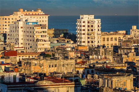 run down - Overview of City and Ocean, Havana, Cuba Foto de stock - Con derechos protegidos, Código: 700-06465867