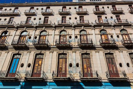 Low Angle View of Multi-Story Building, Havana, Cuba Photographie de stock - Rights-Managed, Code: 700-06465898