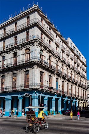 ricksha - Street Scene and Corner Building, Havana, Cuba Foto de stock - Con derechos protegidos, Código: 700-06465899