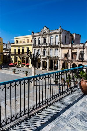 plaza de old town - Overview of Buildings in Plaza Vieja from Balcony, Havana, Cuba Foto de stock - Con derechos protegidos, Código: 700-06465908