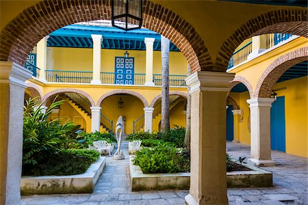 Courtyard Garden in Museo de Arte Colonial, Plaza de la Catedral, Havana, Cuba Stockbilder - Lizenzpflichtiges, Bildnummer: 700-06465926