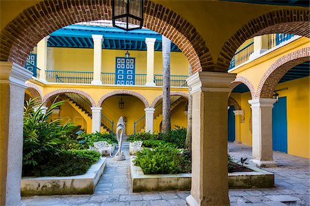 enclosing - Courtyard Garden in Museo de Arte Colonial, Plaza de la Catedral, Havana, Cuba Photographie de stock - Rights-Managed, Code: 700-06465926