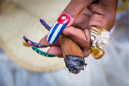 schmuck - Close-Up of Senora Habana's Hands with Painted Fingernails and Holding Cigar, Plaza de la Catedral, Havana, Cuba Stockbilder - Lizenzpflichtiges, Bildnummer: 700-06465921