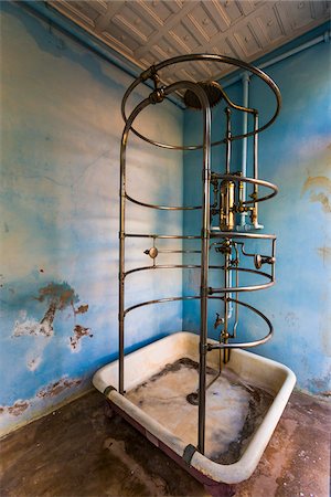 Shower in Bathroom, Museo de Arquitectura Colonial, Trinidad, Cuba Foto de stock - Con derechos protegidos, Código: 700-06465963