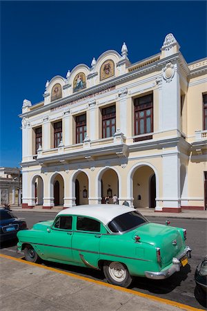 Teatro Tomas Terry and Classic Car, Cienfuegos, Cuba Foto de stock - Con derechos protegidos, Código: 700-06465994