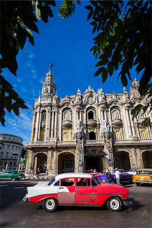 simsearch:879-09020639,k - Red Classic Car Driving by Great Theatre of Havana (Gran Teatro de La Habana), Havana, Cuba Stockbilder - Lizenzpflichtiges, Bildnummer: 700-06486569