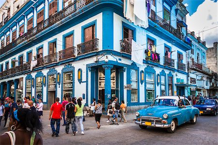 edificio de poca altura - Blue Building, Classic Car, and Busy Street Scene, Havana, Cuba Foto de stock - Con derechos protegidos, Código: 700-06486575