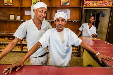 simsearch:700-06486574,k - Portrait of Bakers Working in Bakery, Habana Vieja, Ciudad de La Havana, Havana, Cuba Photographie de stock - Rights-Managed, Code: 700-06486576