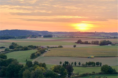 final del dia - Overview of Farm Fields at Sunset, Schanzberg, Upper Palatinate, Bavaria, Germany Foto de stock - Con derechos protegidos, Código: 700-06486595