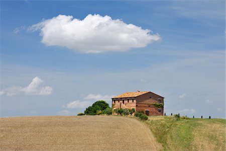 edificio agrícola - Tuscany Countryside with Farmhouse in the Summer, San Quirico d'Orcia, Province of Siena, Tuscany, Italy Foto de stock - Con derechos protegidos, Código: 700-06512908