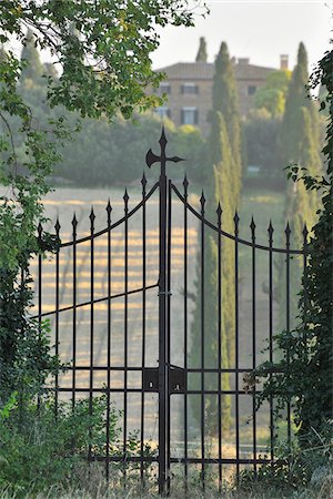 Old Iron Gate in Summer, San Quirico d'Orcia, Province of Siena, Tuscany, Italy Foto de stock - Con derechos protegidos, Código: 700-06512911
