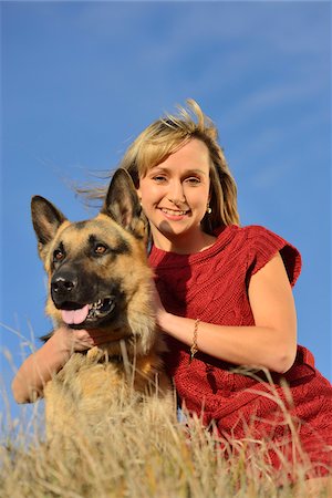 Portrait of Woman with German Shepherd Dog Outdoors Stockbilder - Lizenzpflichtiges, Bildnummer: 700-06531487