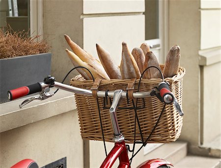 Close-up of fresh baguettes in wicker basket attached to handlebars of red, classic, road bicycle, Paris, France Foto de stock - Con derechos protegidos, Código: 700-06531926