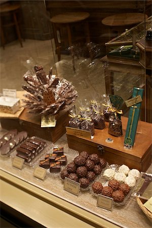 simsearch:632-03083496,k - Assortment of chocolates on display in candy shop window, Le Bonbon Royal, Paris, France Foto de stock - Con derechos protegidos, Código: 700-06531937