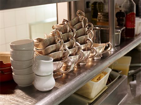 simsearch:600-06752172,k - Stacks of silver gravy boats in restaurant kitchen Stockbilder - Lizenzpflichtiges, Bildnummer: 700-06531984