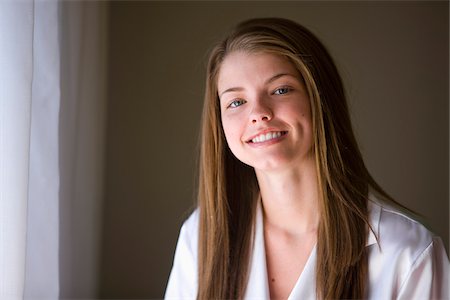 Portrait of Smiling Woman with Brown Hair by Window Photographie de stock - Rights-Managed, Code: 700-06553296