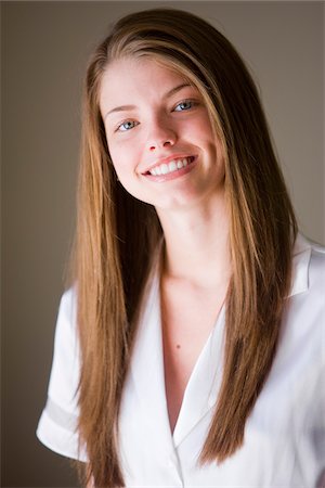 sedoso - Portrait of Smiling Woman with Long Brown Hair Foto de stock - Con derechos protegidos, Código: 700-06553293