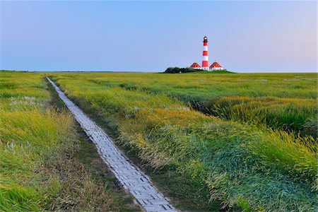 eiderstedt - Westerhever Lighthouse and Path at Dusk in Summer, Westerhever, Tating, Schleswig-Holstein, Germany Stockbilder - Lizenzpflichtiges, Bildnummer: 700-06576221