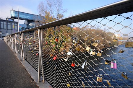 david & micha sheldon - Padlocks on Fence, Graz, Austria Photographie de stock - Rights-Managed, Code: 700-06570903