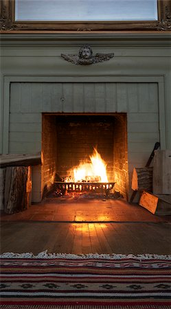 view of old fireplace with roaring fire and firewood Foto de stock - Con derechos protegidos, Código: 700-06570969