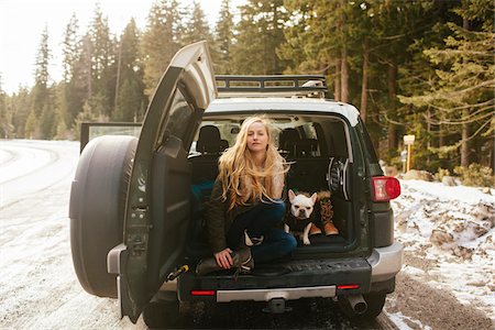 Portrait of Woman with her French Bulldog in the Back of an FJ Cruiser SUV on Mt. Hood, Oregon, USA Foto de stock - Con derechos protegidos, Código: 700-06674967