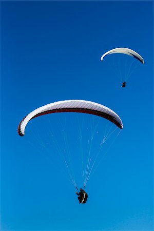 Paragliders off Bald Hill Lookout, Bald Hill Headland Reserve, Illawarra, Wollongong, New South Wales, Australia Foto de stock - Con derechos protegidos, Código: 700-06675107