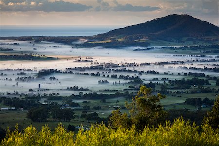 Early morning mist over farming country near Berry, New South Wales, Australia Foto de stock - Con derechos protegidos, Código: 700-06675112