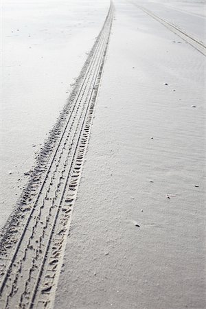 tire tracks in wet sand on the beach Photographie de stock - Rights-Managed, Code: 700-06679364