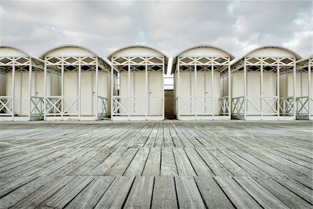 WOODEN BEACH HUTS ON THE BEACH ON A WINTER DAY, OSTIA LIDO, ROME, ITALY Photographie de stock - Rights-Managed, Code: 700-06685216