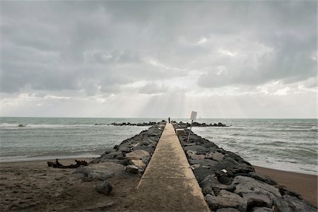 deich - A PIER ON THE SEA IN WINTER ON A CLOUDY DAY, OSTIA LIDO, ROME, LAZIO, ITALY Stockbilder - Lizenzpflichtiges, Bildnummer: 700-06685211