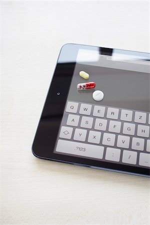 still life of a tablet pc and pills Stock Photo - Rights-Managed, Code: 700-06701937