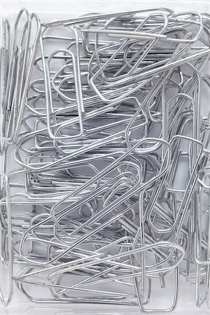 simsearch:700-06701944,k - close-up of jumble of silver paperclips Foto de stock - Con derechos protegidos, Código: 700-06701943