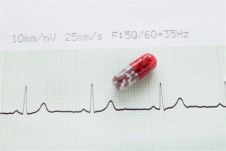 close-up of an electrocardiogram report and a red pill capsule Foto de stock - Con derechos protegidos, Código: 700-06701967